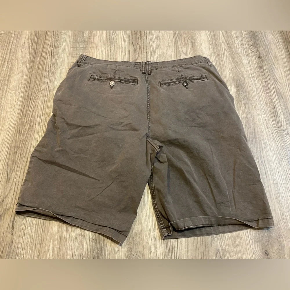 BKE Athletic Fit Raven Gray Flat FrontCotton Shorts Size 36 - Picture 3 of 7